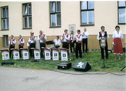 Promenádní koncert dechové hudby BOŽEJÁCI se konal v rámci Dušejovského kulturního léta o pouti dne 29. srpna 2004 na návsi v Dušejově.